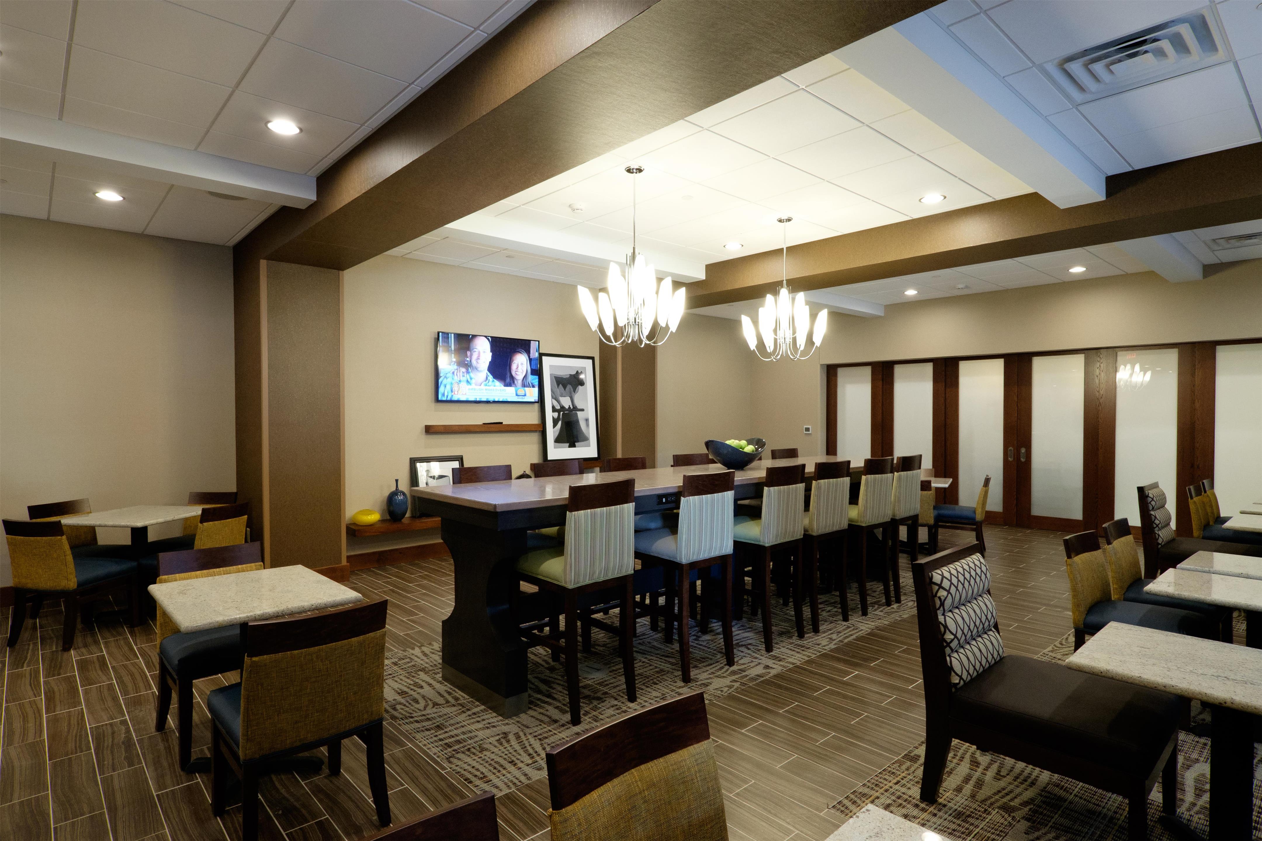 Reception | Hampton Inn Green Bay Downtown