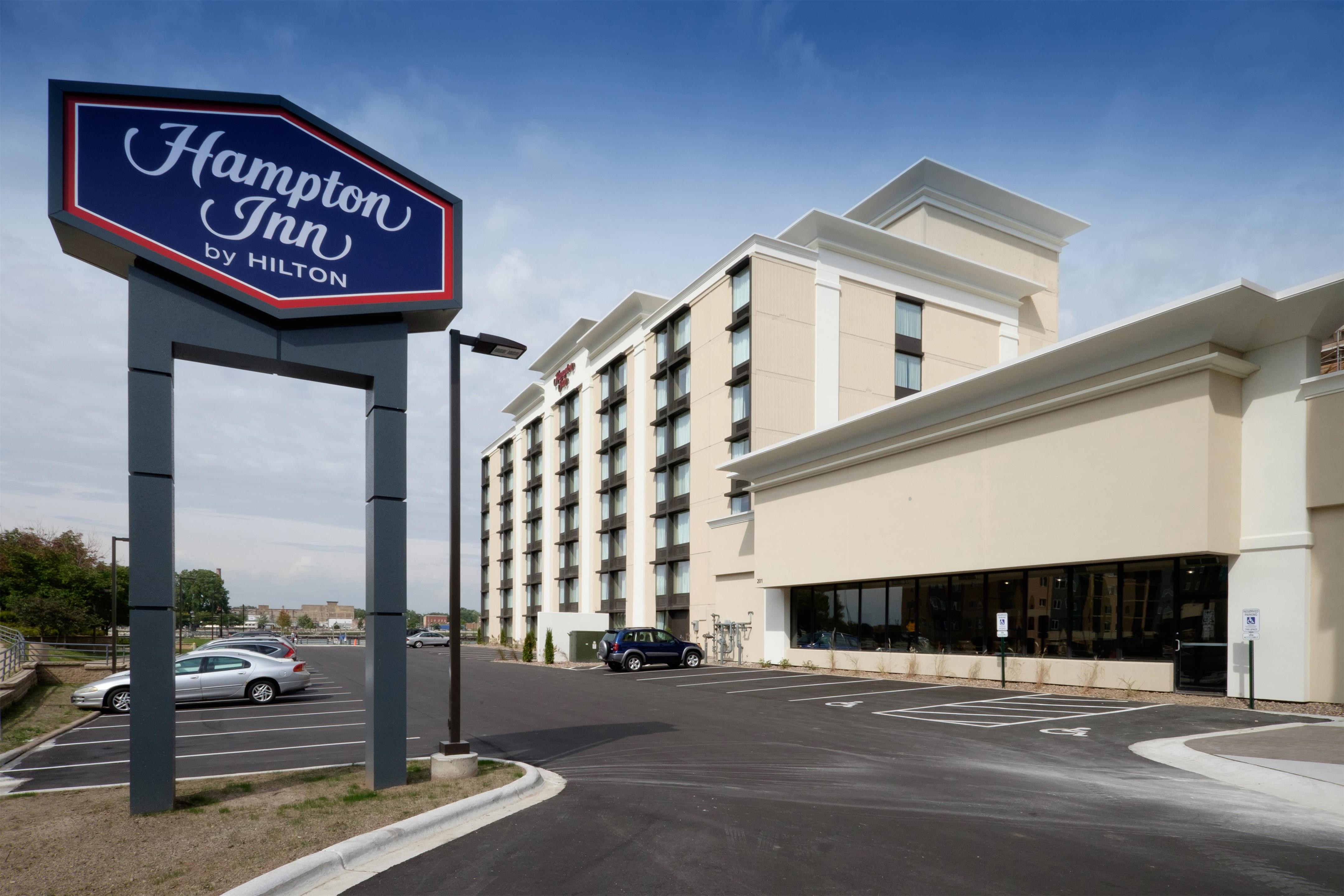 Exterior | Hampton Inn Green Bay Downtown