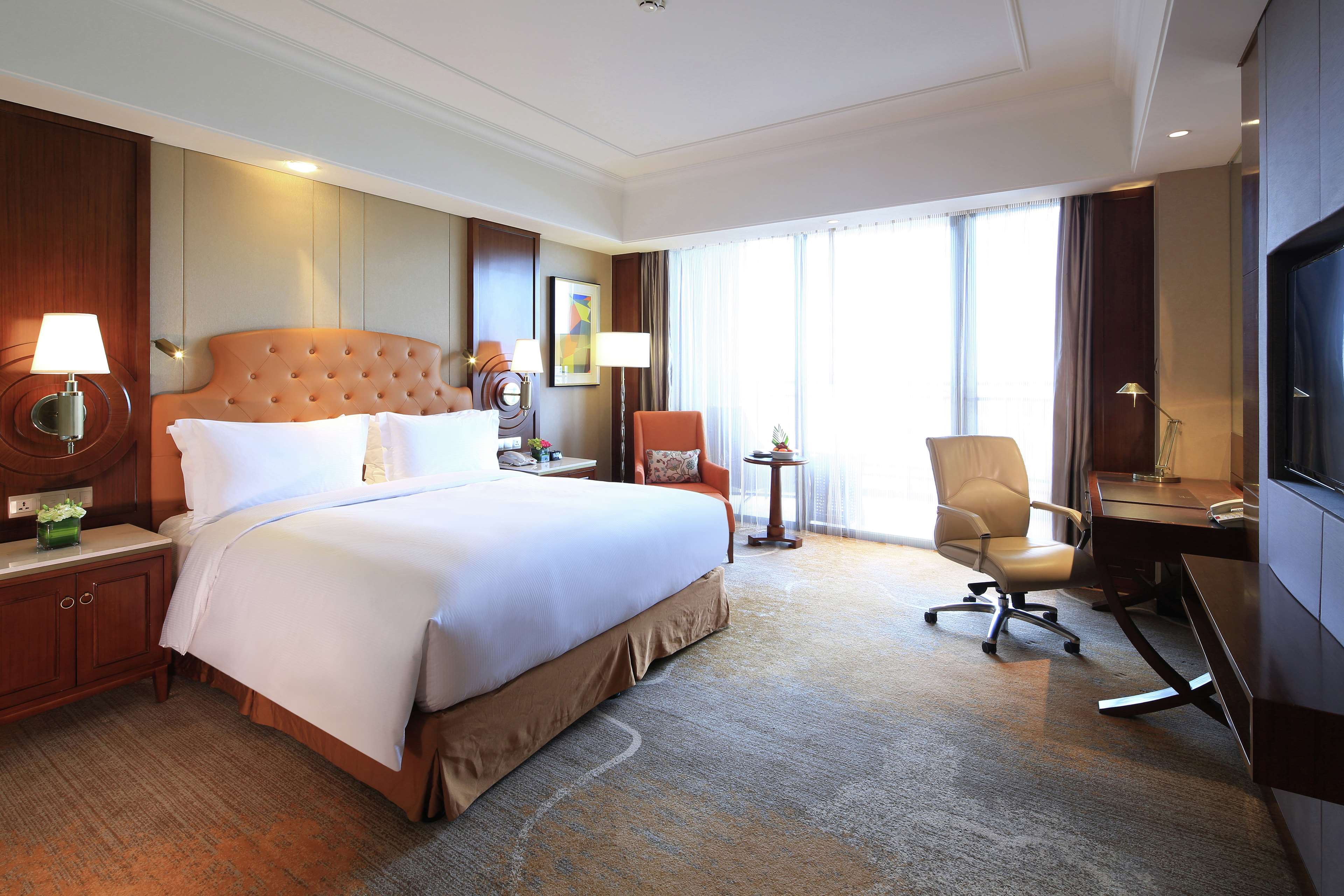 DoubleTree by Hilton Ningbo - Chunxiao Room Type - KING GUEST ROOM - BALCONY