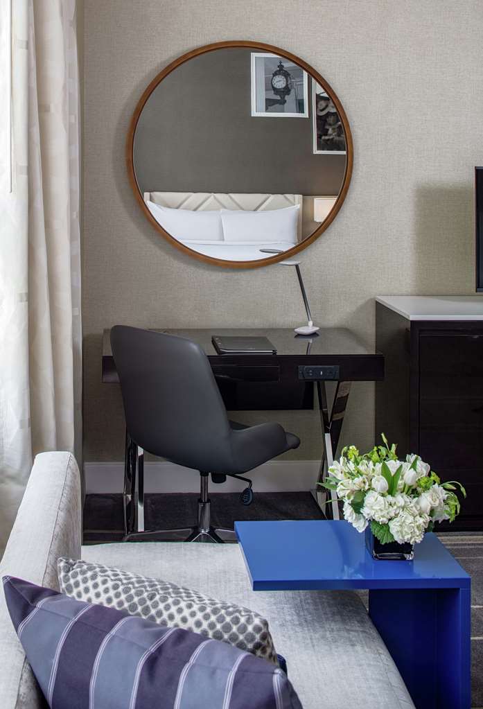 Hilton Richmond Downtown Room Type - 1 KING HEARING ACC