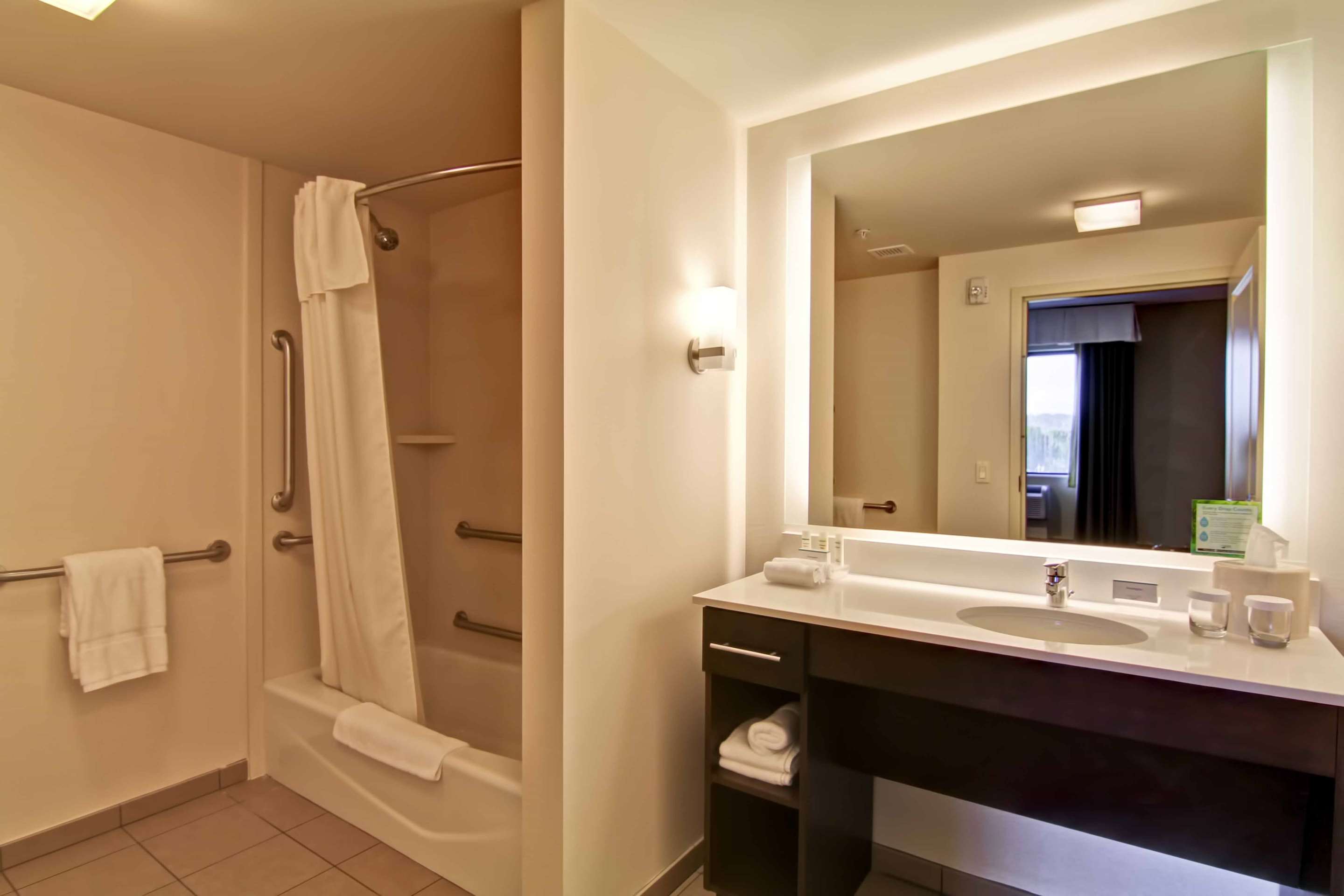 Guest room bath