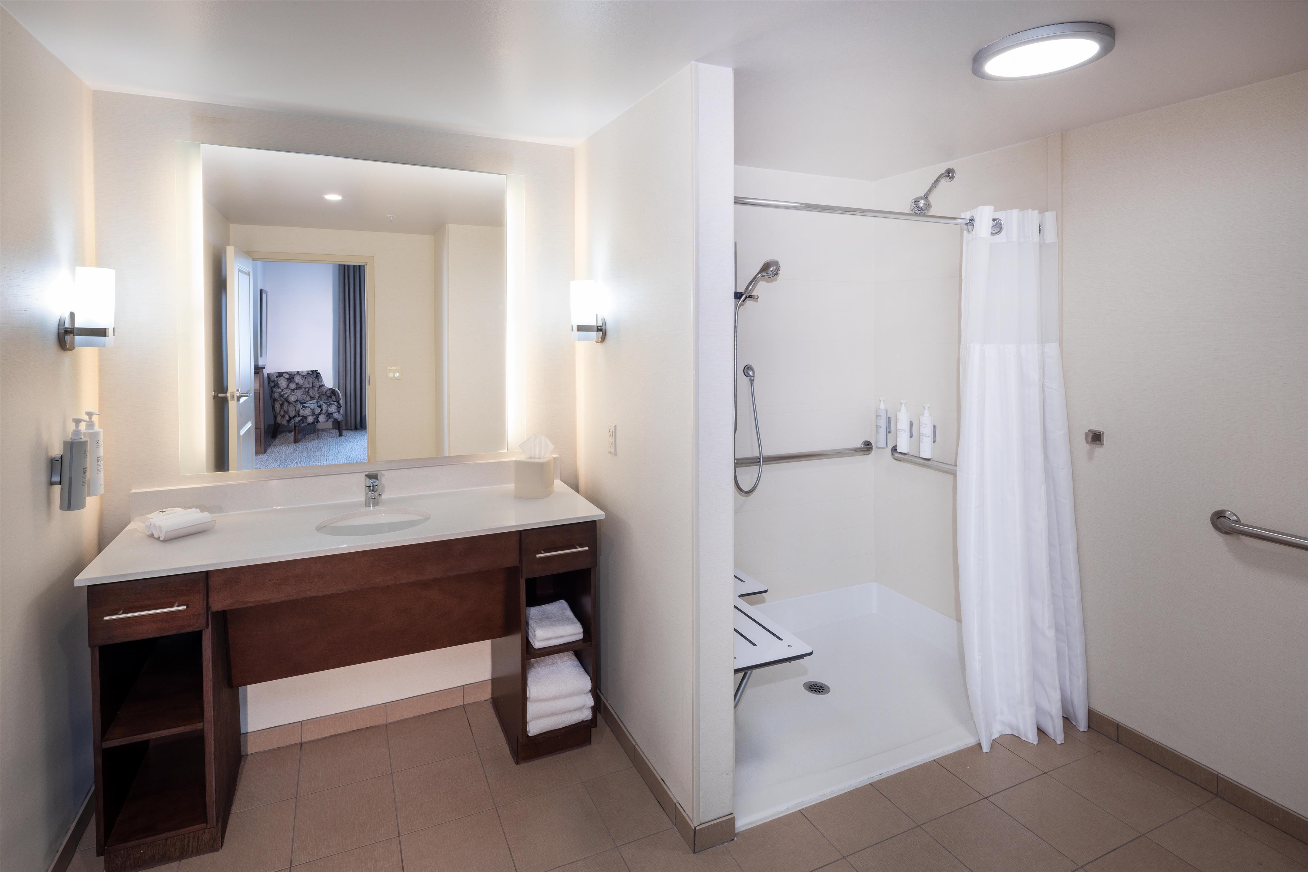 Guest room bath