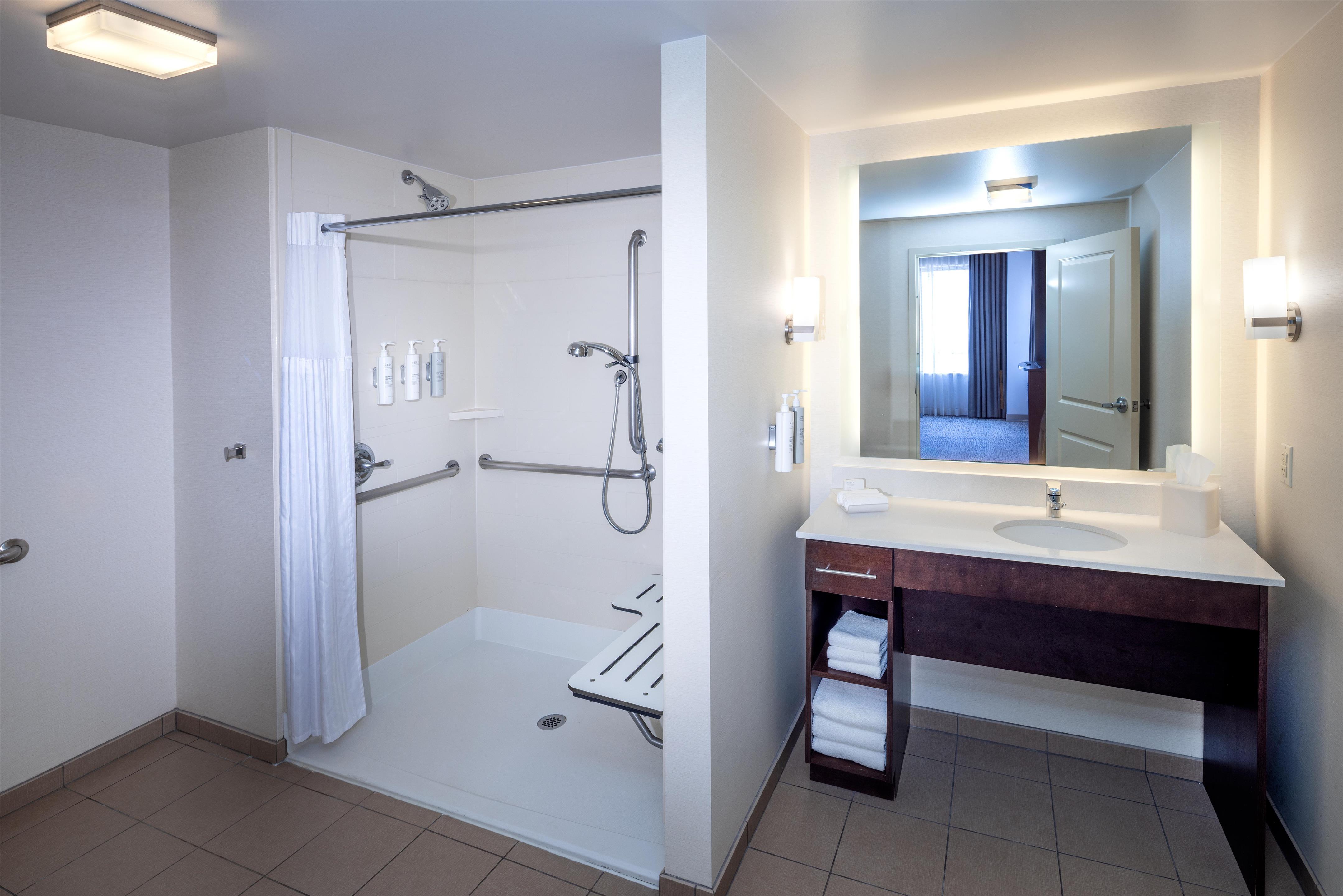 Guest room bath