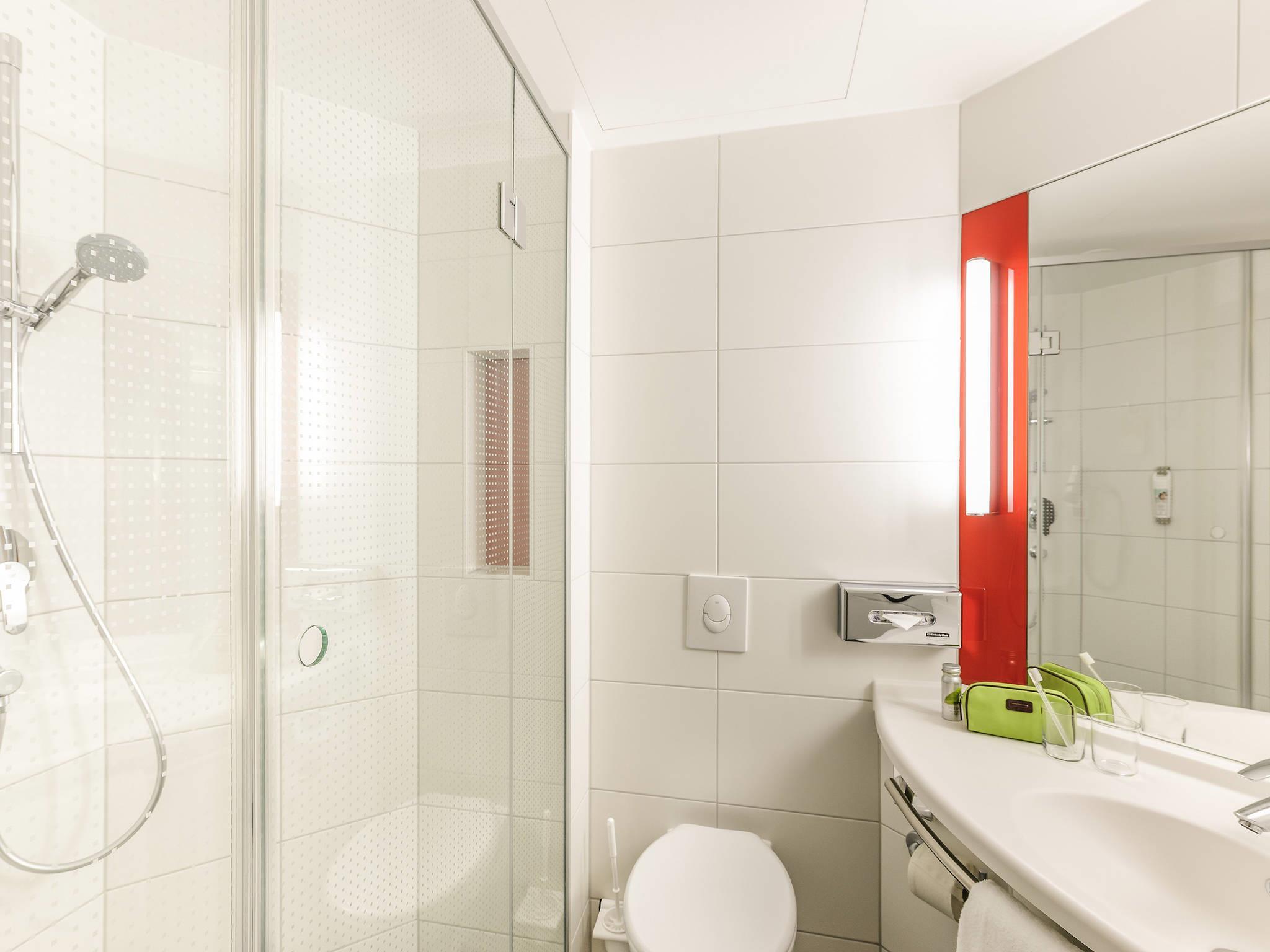 IBIS BERLIN HAUPTBAHNHOF Room Type - Room with 2 single beds equipped with the new bedding