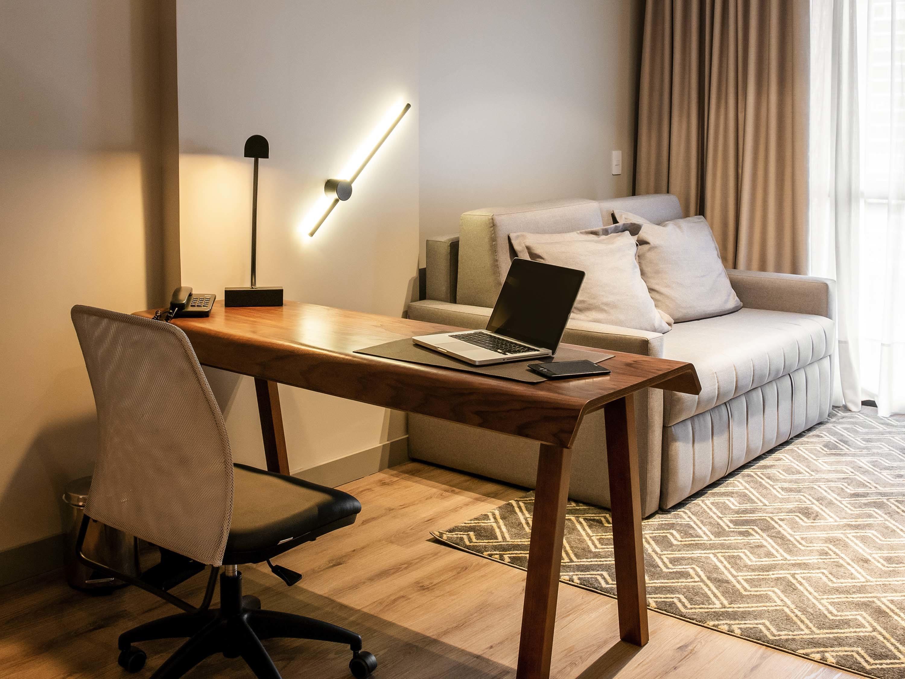 Mercure Curitiba Batel Hotel Room Type - Superior Apartment with a king-size bed and a balcony
