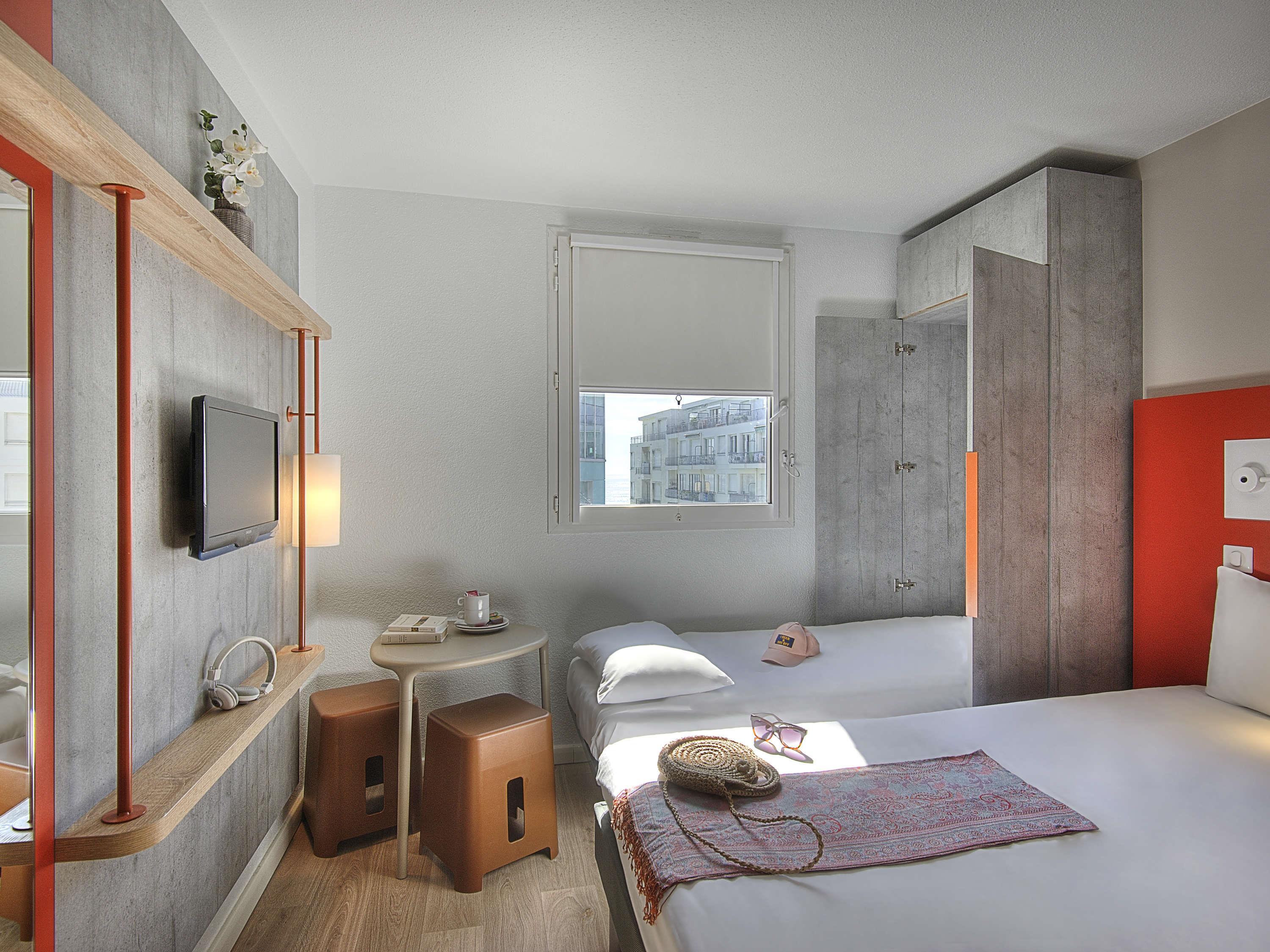 IBIS BUDGET NICE CALIFORNIE Room Type - TRIPLE: room with one double bed and one retractable bed IBIS BUDGET NICE CALIFORNIE Room Type - TRIPLE: room with one double bed and one retractable bed