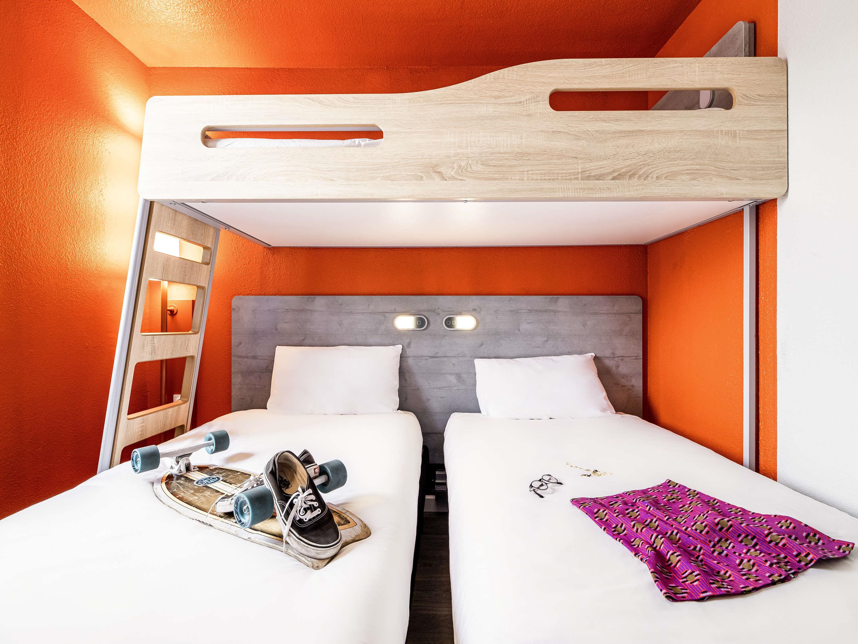 ibis budget Perpignan Sud Room Type - Double - room with 2 single beds and single bunk bed