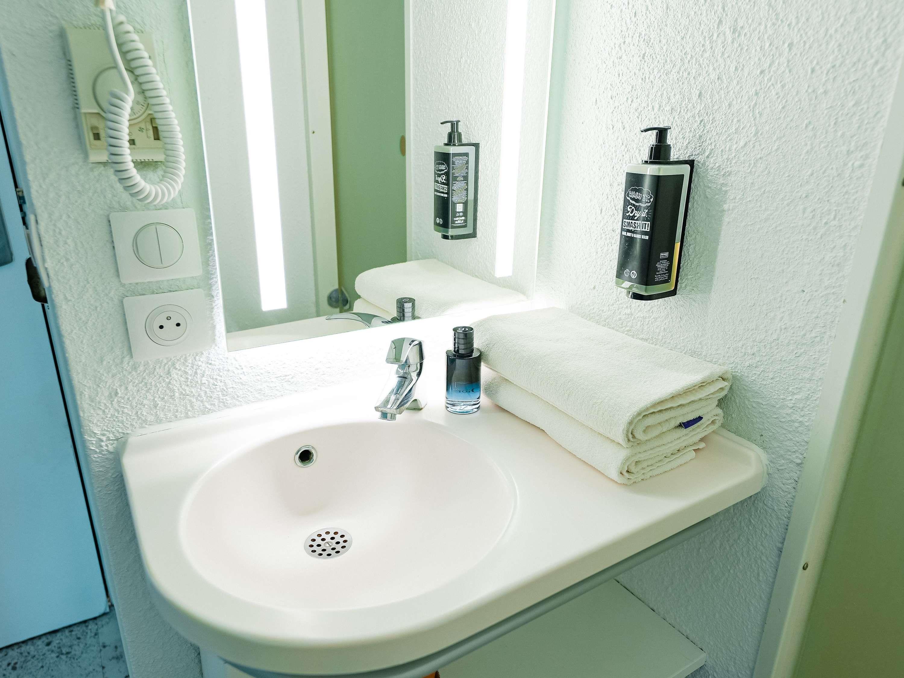 ibis budget S Room Type - TRIPLE - Room with a large bed and a bunk bed