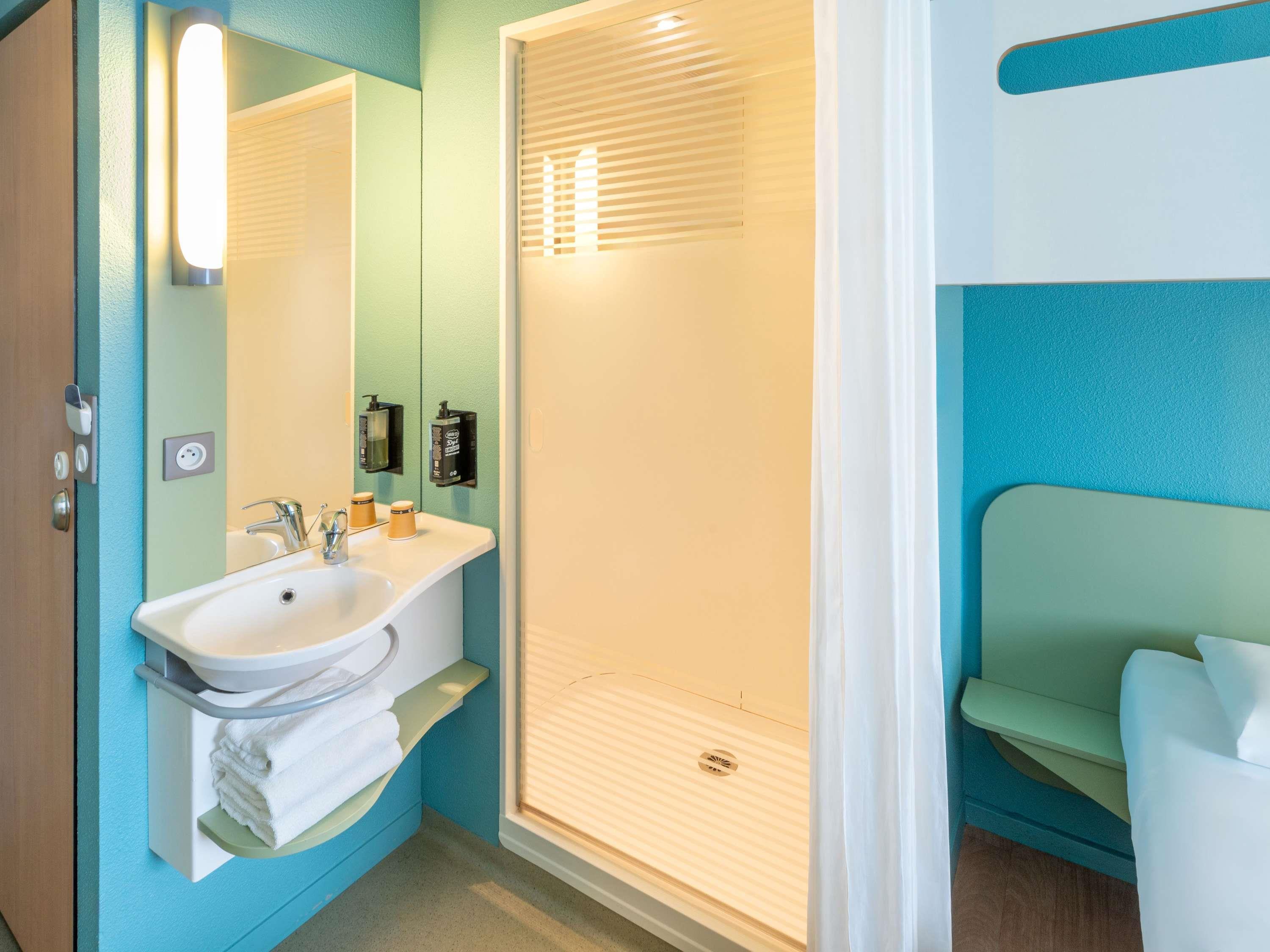 Ibis Budget Les Sables d'Olonne Room Type - TRIPLE - Room with a large bed and a bunk bed