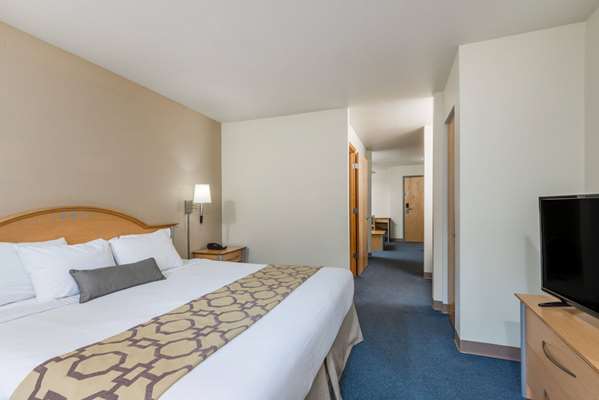 Suite - Baymont Inn & Suites Noblesville