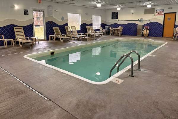 Pool - Baymont Inn & Suites Noblesville