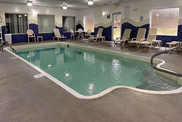 Pool - Baymont Inn & Suites Noblesville