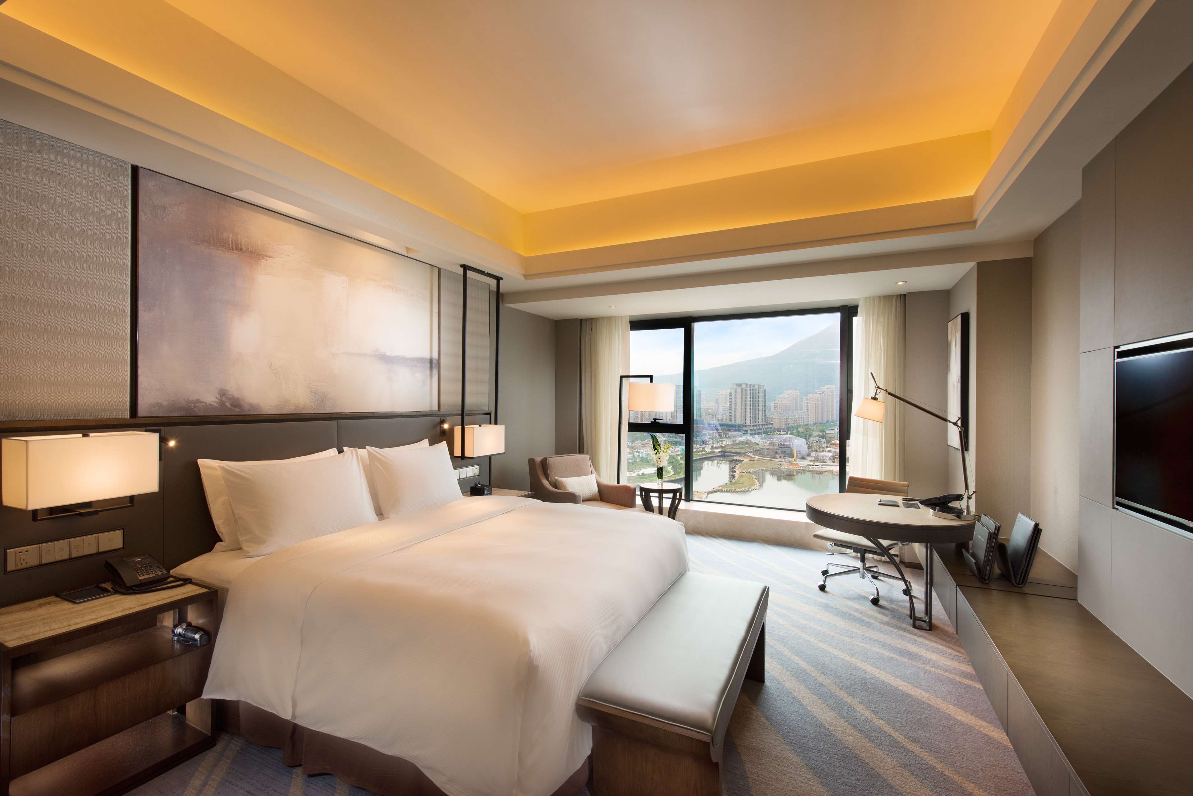 Hilton Zhoushan Room Type - EXECUTIVE LAKE VW KING RM
