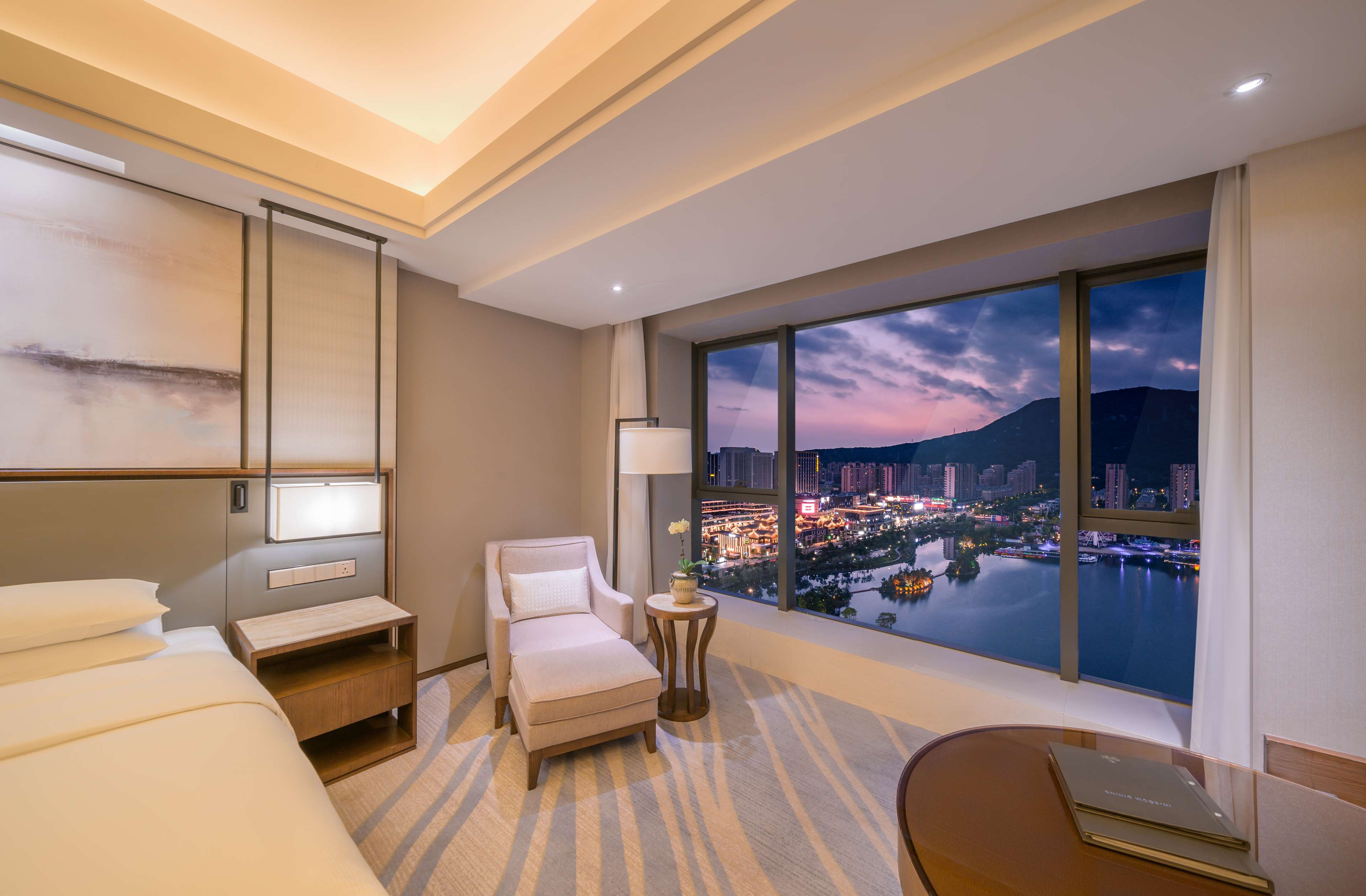 Hilton Zhoushan Room Type - SUPERIOR LAKE VIEW KING RM
