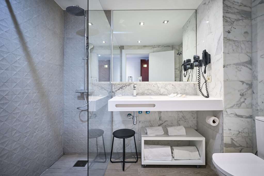 Catalonia Sabadell Hotel-guestroom-Guest Room,Bathroom,On-Site.jpg