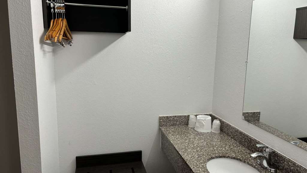 MOTEL 6 MACCLENNY FL-guestroom-Guest Room,Bathroom,On-Site.jpg