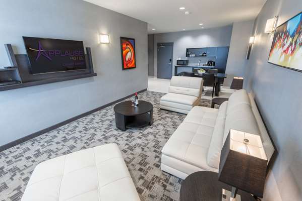 Suite - Applause Hotel Airport Calgary