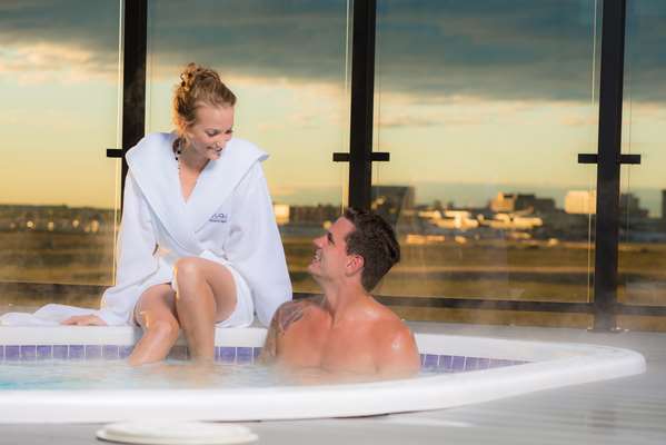 Pool - Applause Hotel Airport Calgary