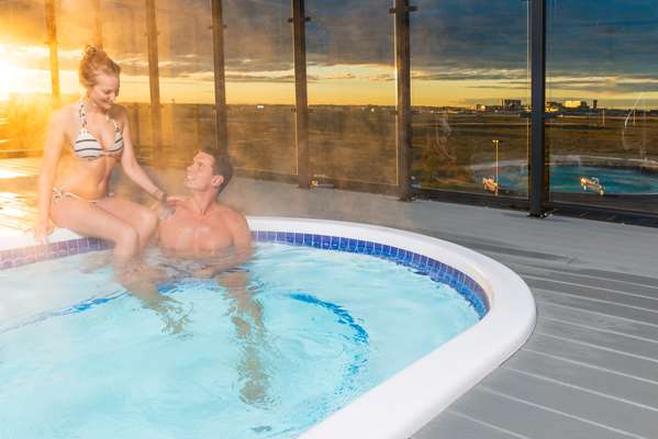 Pool - Applause Hotel Airport Calgary