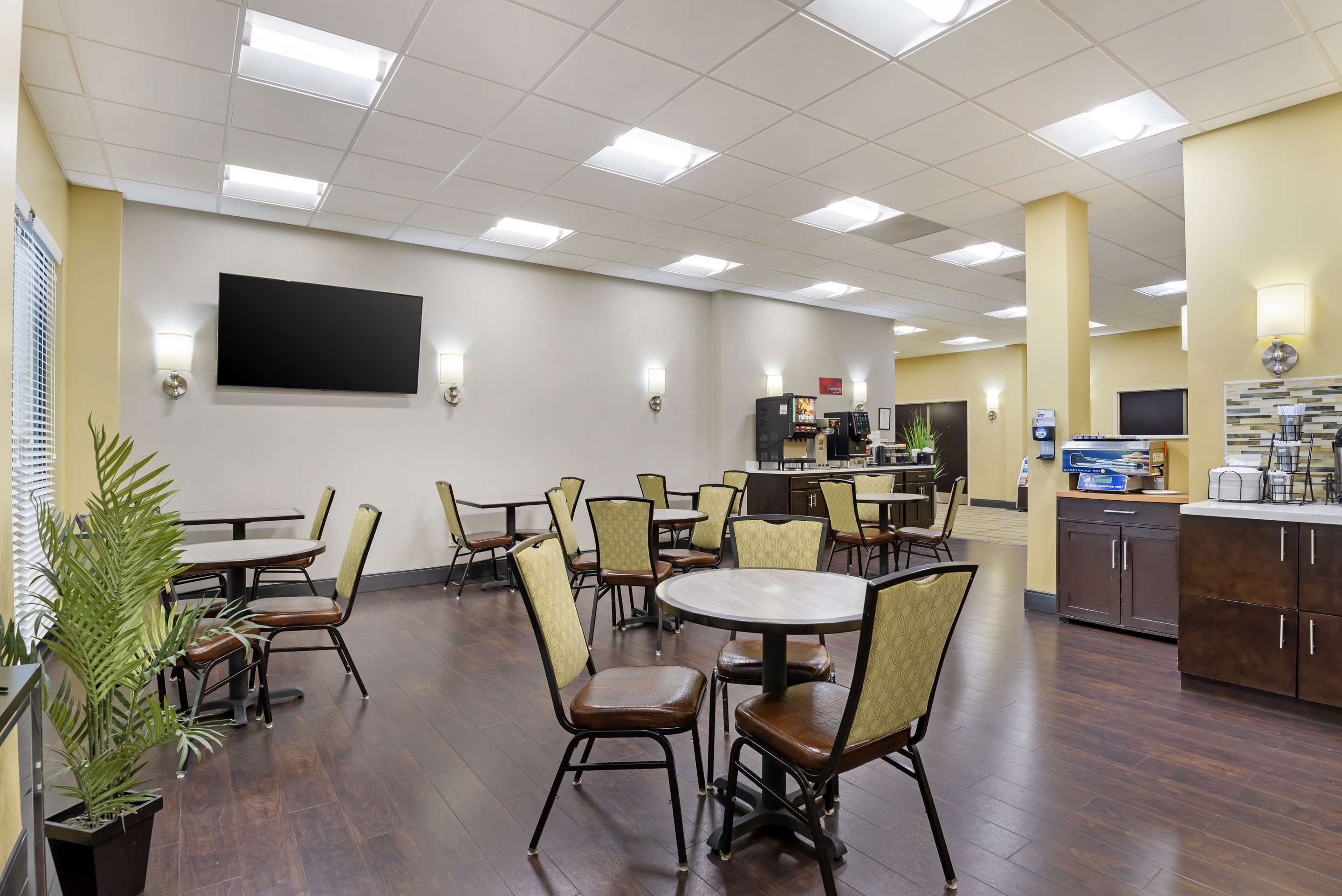Breakfast Area | Best Western Plus Thornburg Inn & Suites