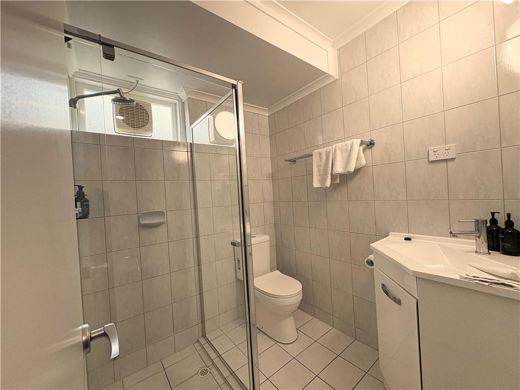 ADELAIDE ROYAL COACH HOTEL-guestroom-Guest Room,Bathroom,On-Site.jpg