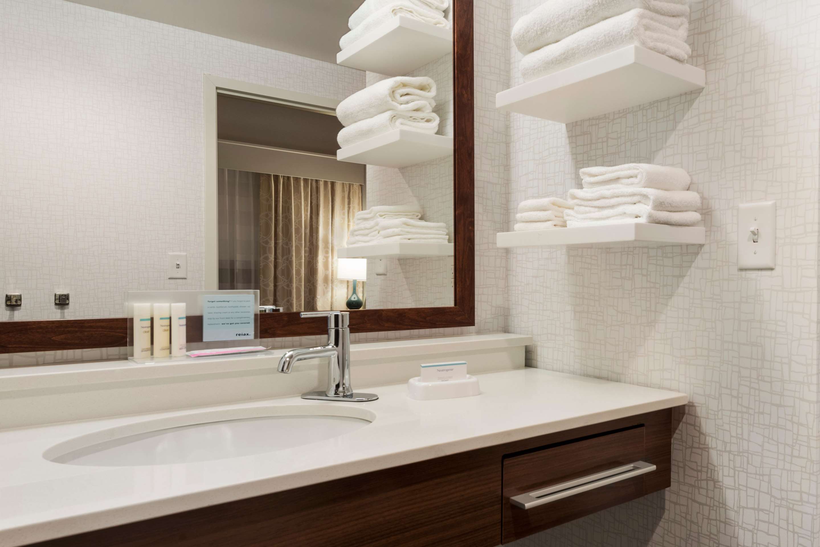 Guest room bath