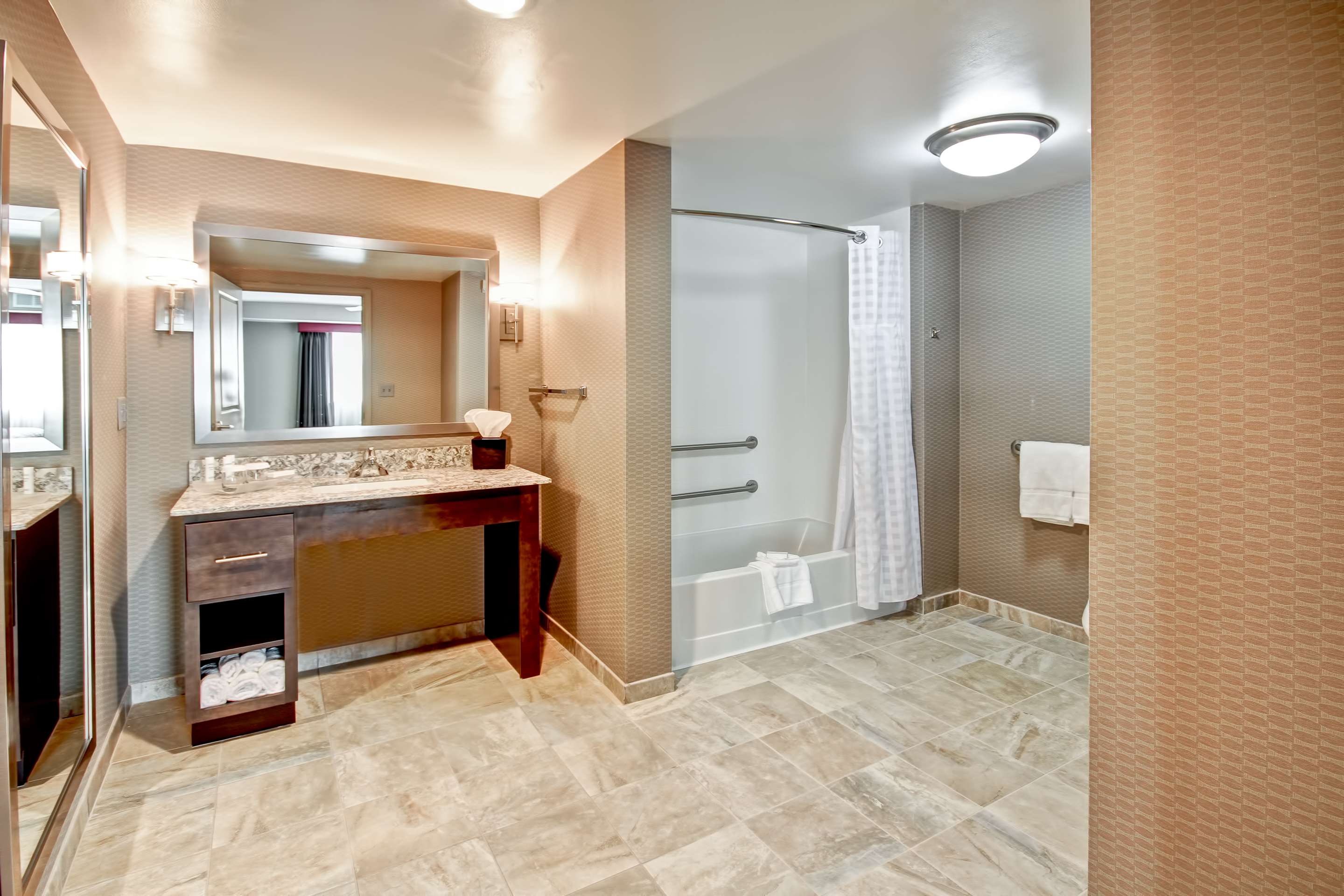 Guest room bath