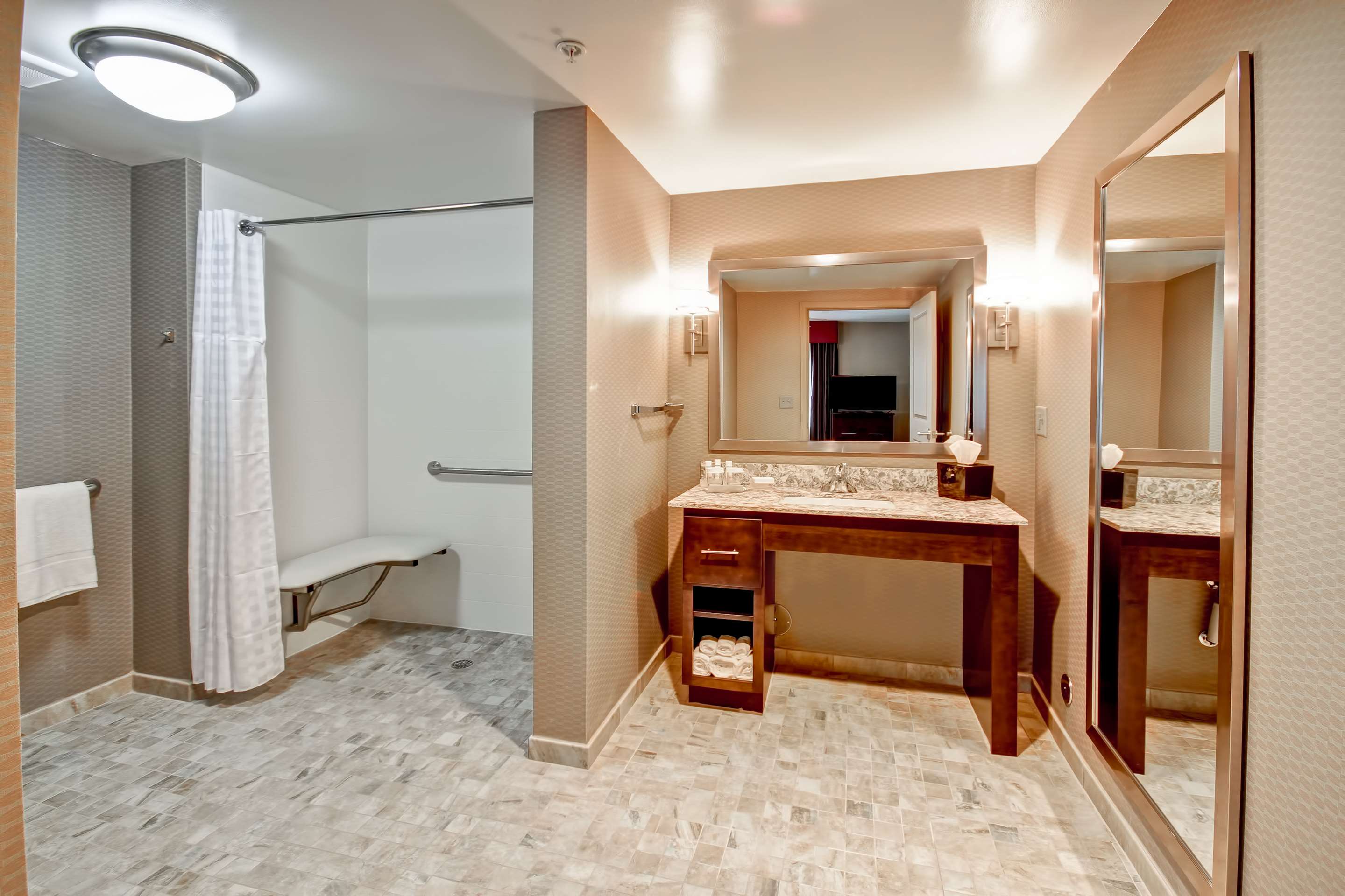 Guest room bath
