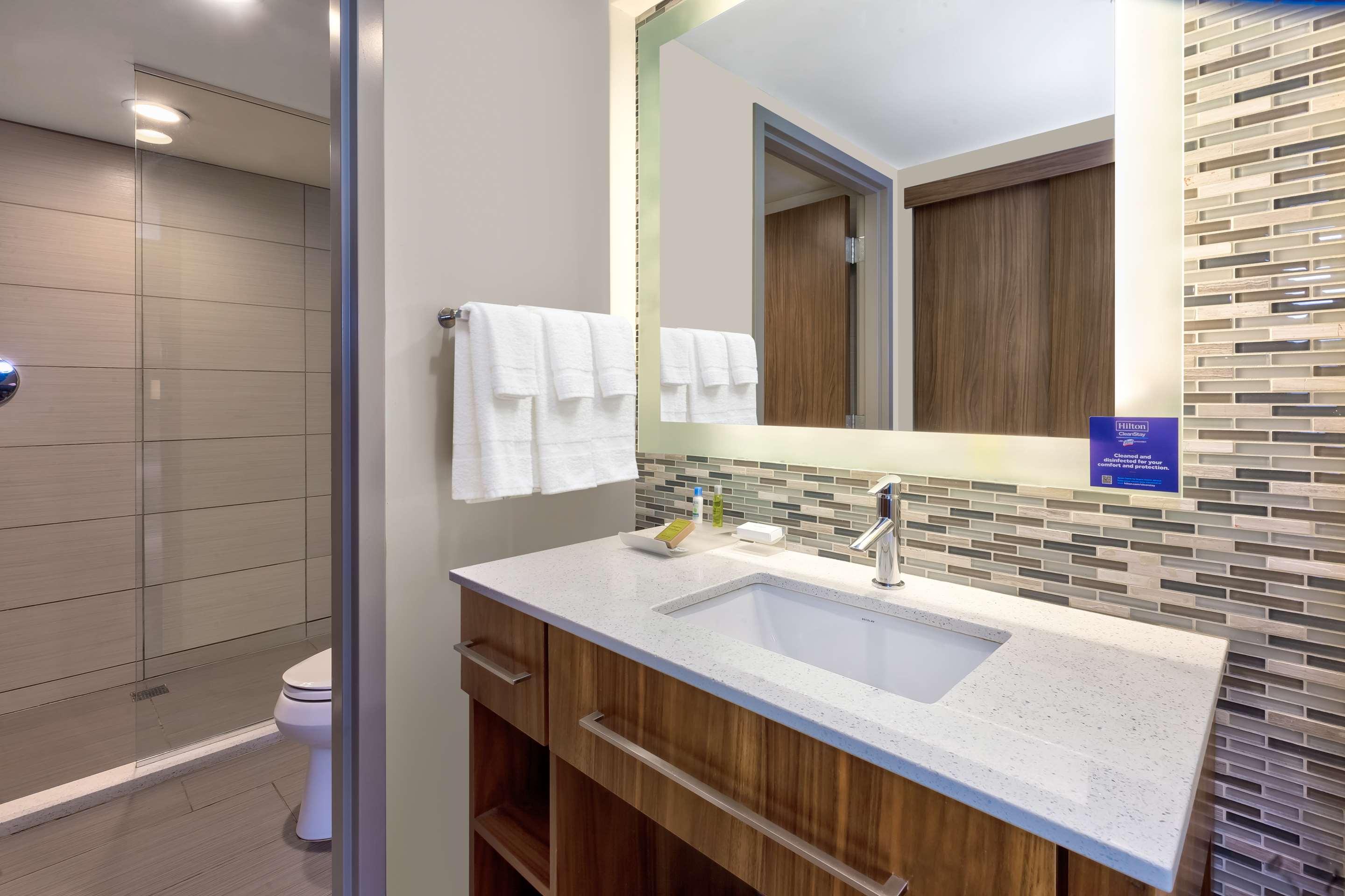 Guest room bath