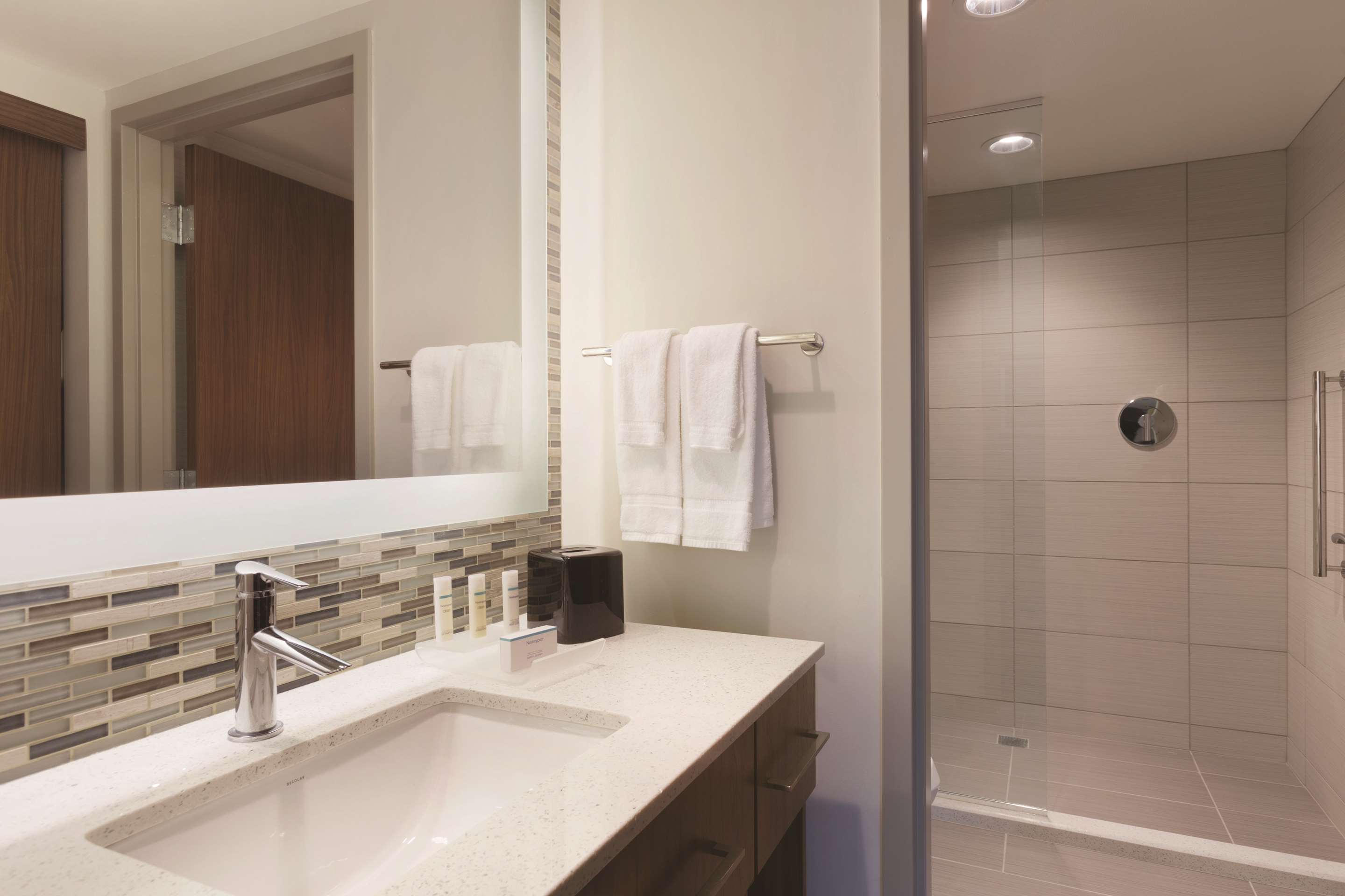 Guest room bath