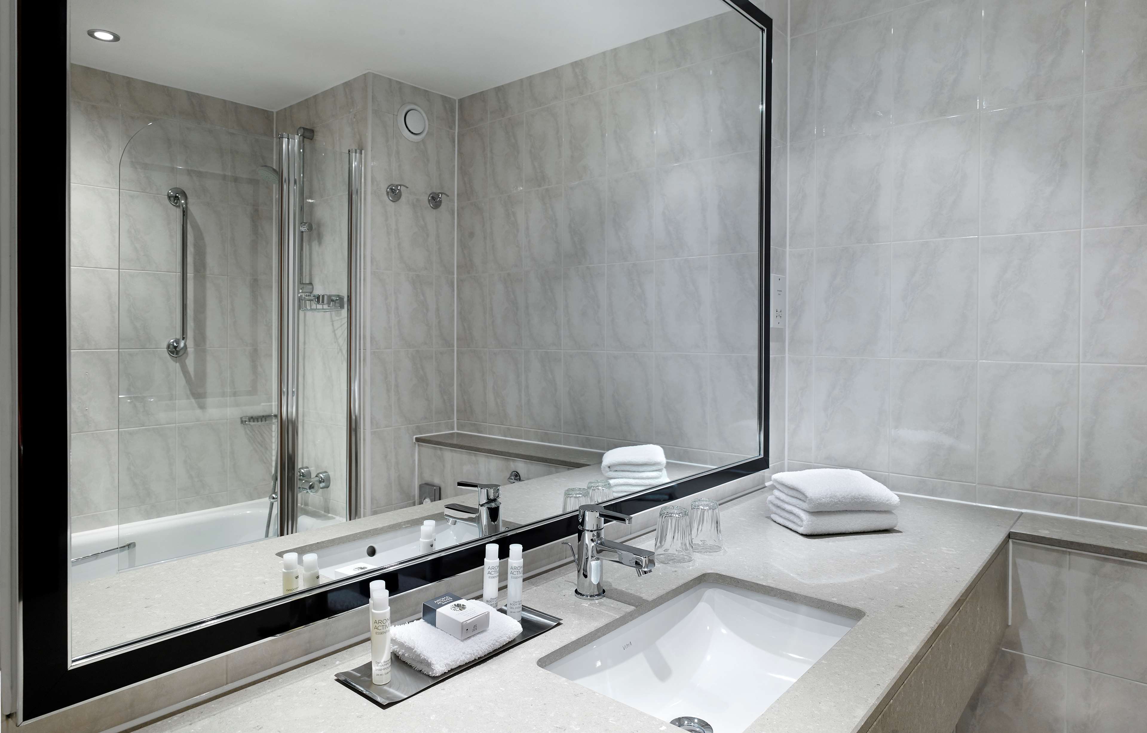DoubleTree by Hilton Woking Room Type - QUEEN DELUXE ROOM