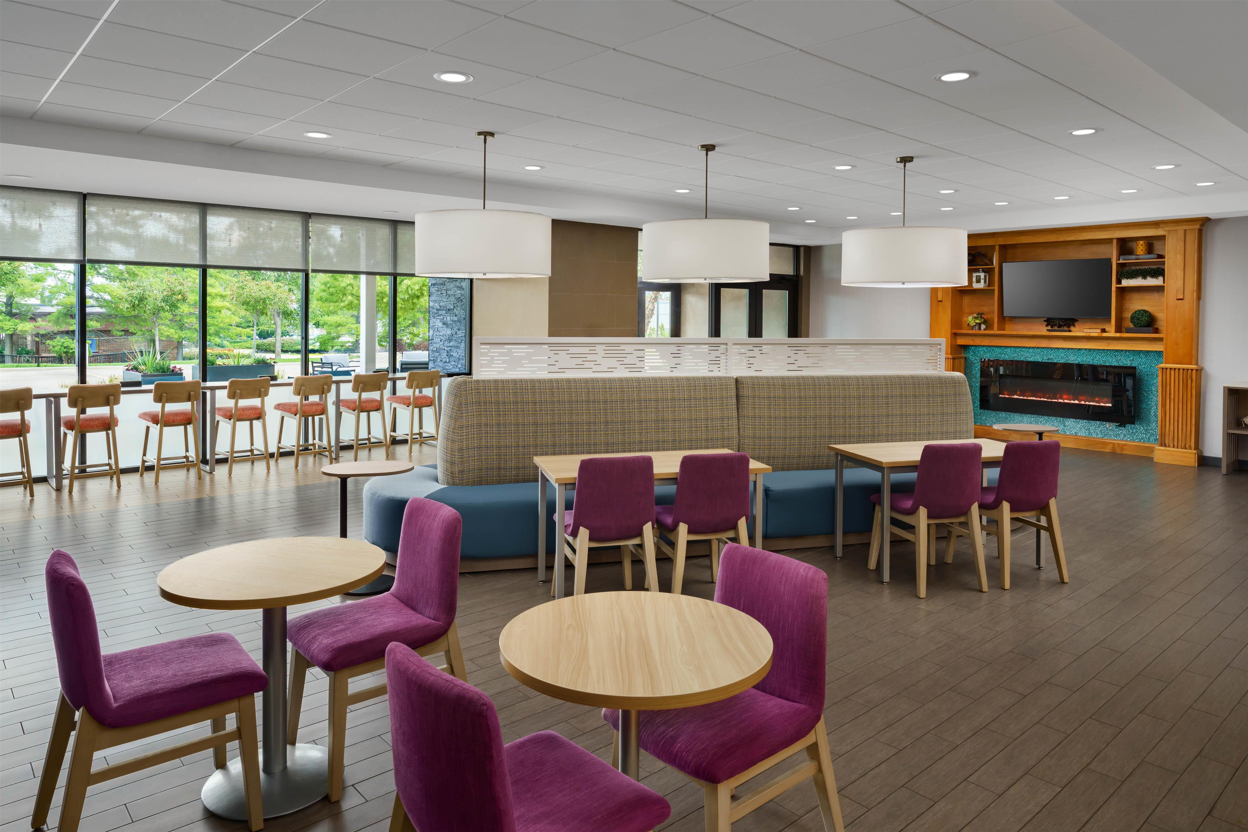 Lobby | Home2 Suites by Hilton Champaign/Urbana