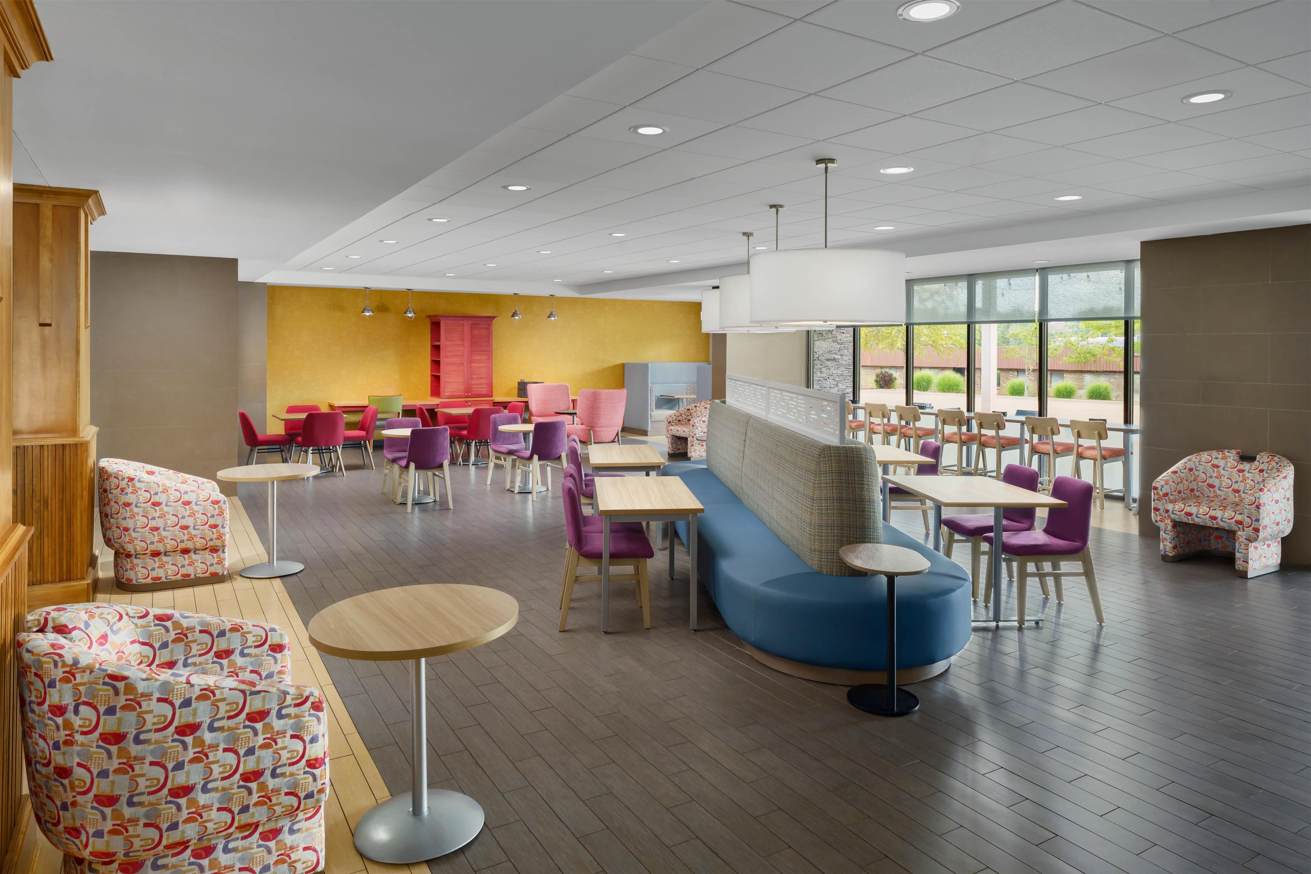 Lobby | Home2 Suites by Hilton Champaign/Urbana