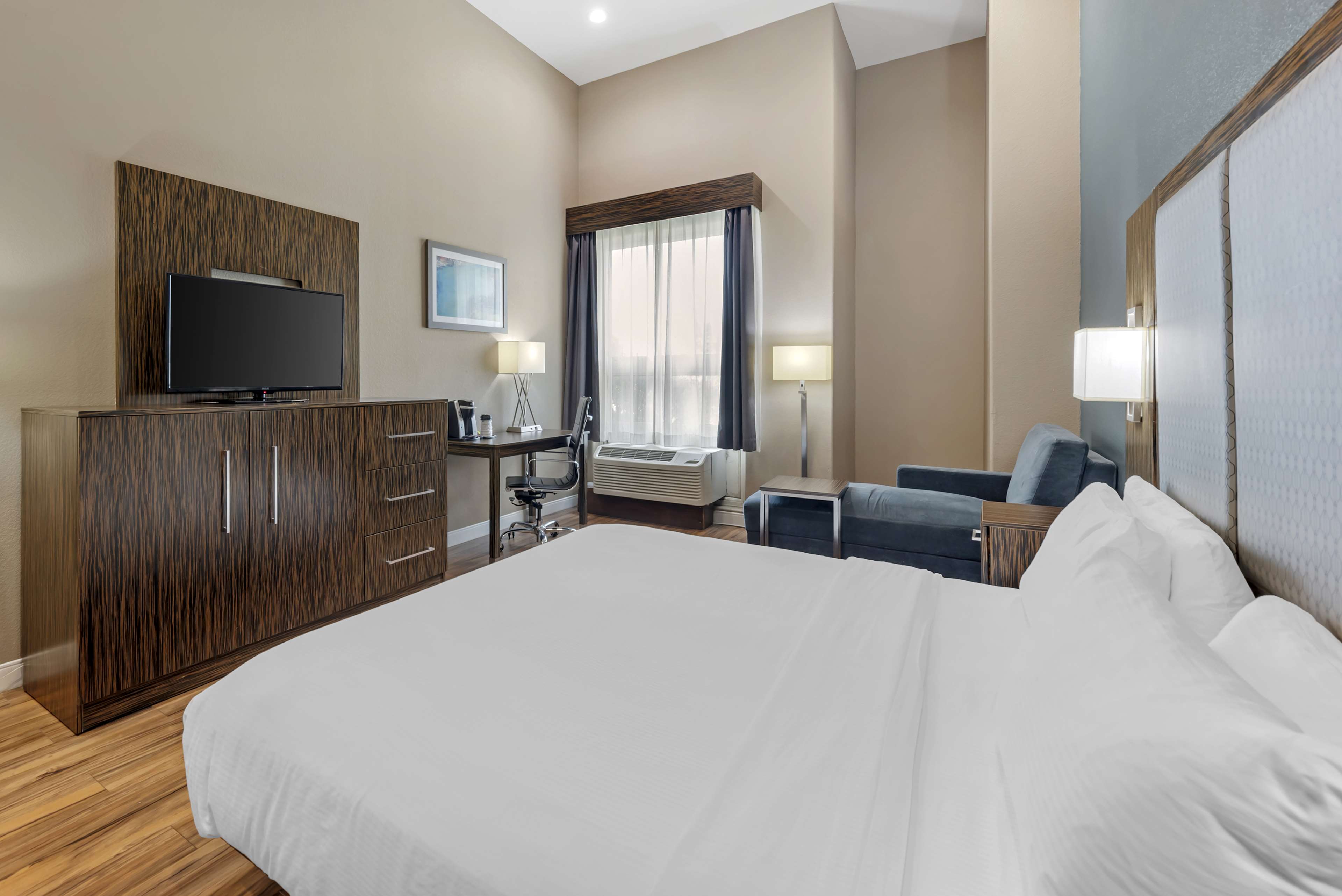 Best Western Plus Pflugerville - Tap to explore photos