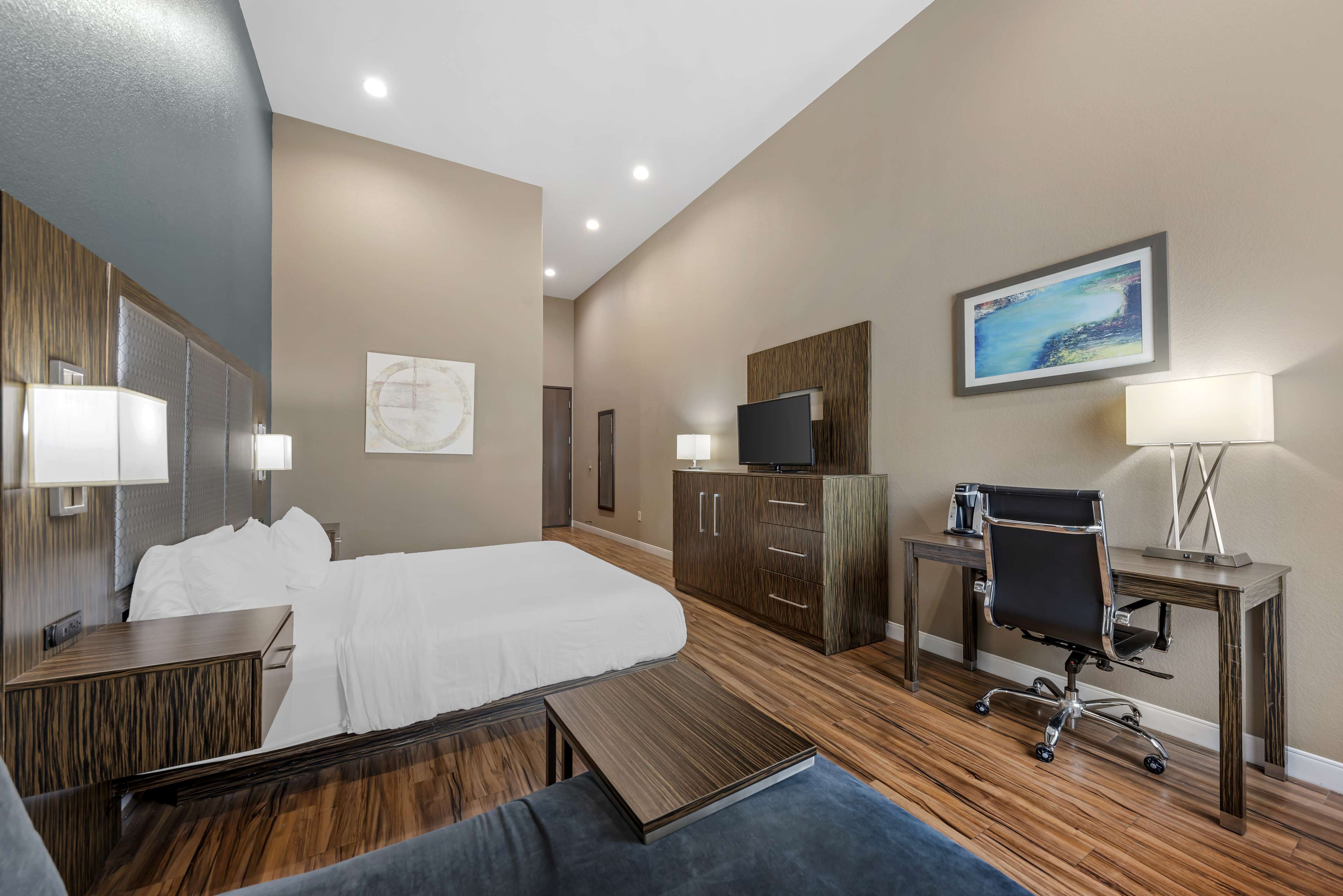 Best Western Plus Pflugerville Room Type - Accessible - 1 King, Mobility Accessible, Communication Assistance, Walk In Shower, Microwave And Mi