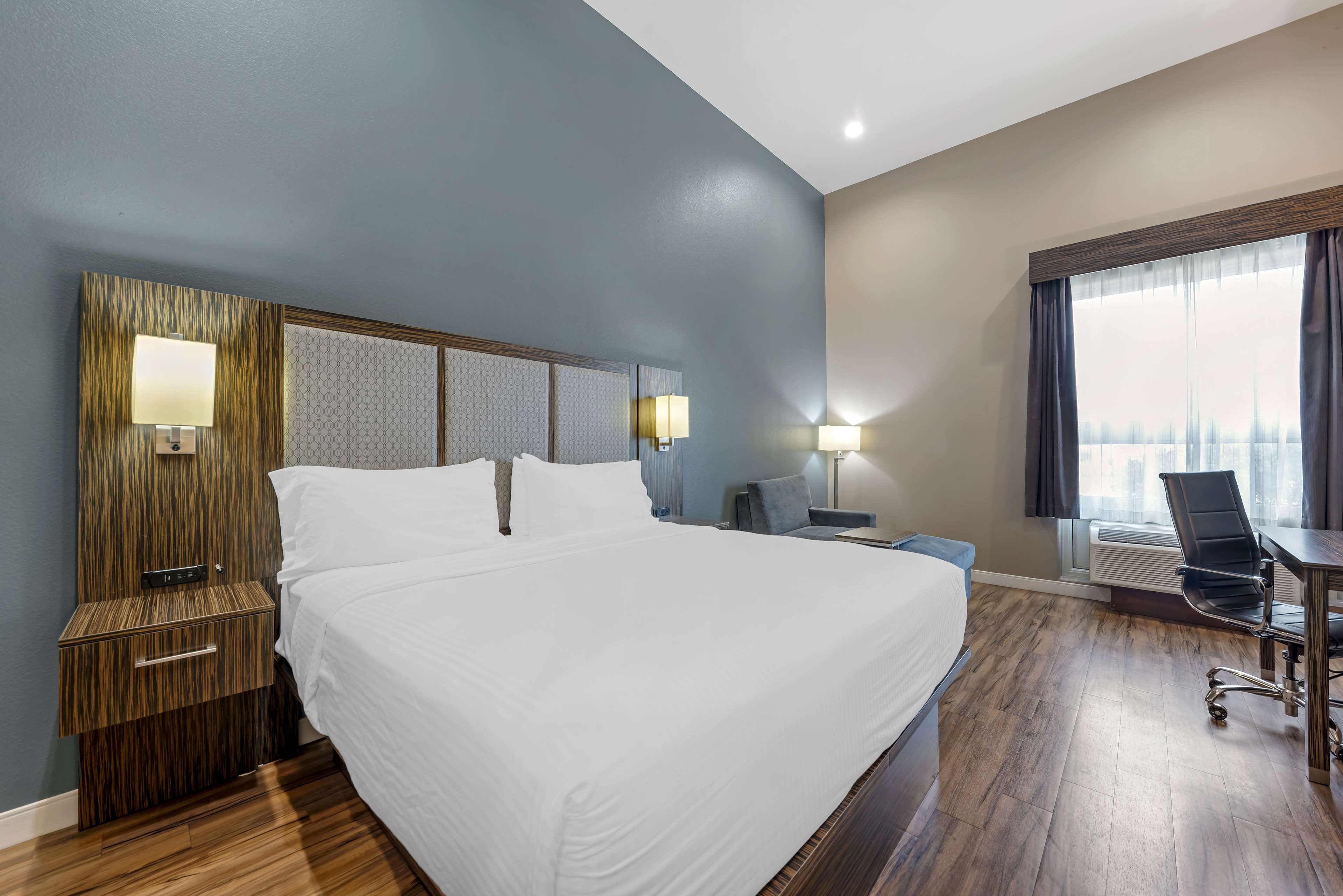 Best Western Plus Pflugerville Room Type - 1 King Bed, Non-Smoking, Pet Friendly Room, Work Desk, Microwave And Mini-Refrigerator, Wi-Fi, Full Best Western Plus Pflugerville Room Type - 1 King Bed, Non-Smoking, Pet Friendly Room, Work Desk, Microwave And Mini-Refrigerator, Wi-Fi, Full