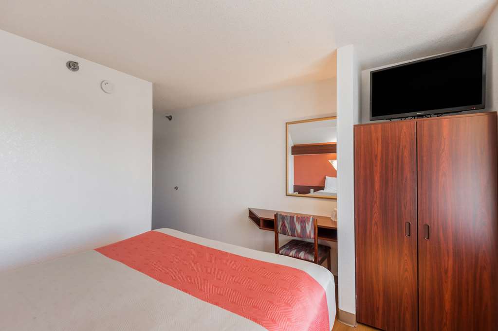 MOTEL 6 OLATHE KS-guestroom-Guest Room,On-Site.jpg