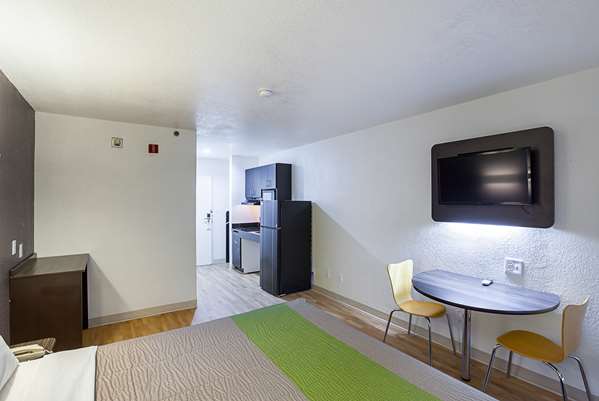  - Studio 6 Suites Fort Worth - I-35, Exit 56A