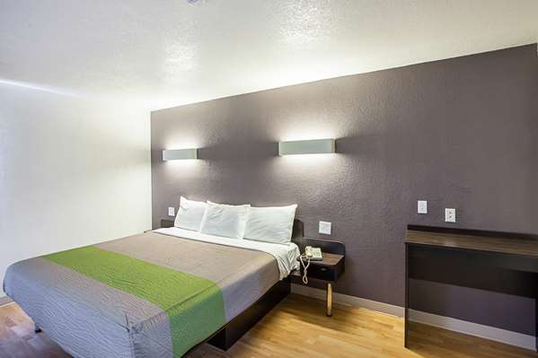  - Studio 6 Suites Fort Worth - I-35, Exit 56A