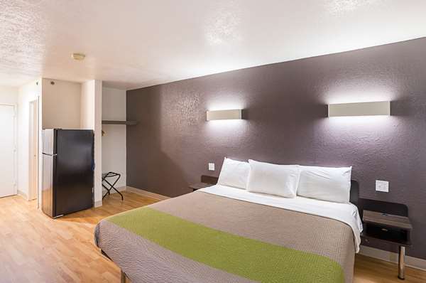  - Studio 6 Suites Fort Worth - I-35, Exit 56A