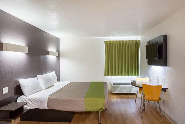  - Studio 6 Suites Fort Worth - I-35, Exit 56A