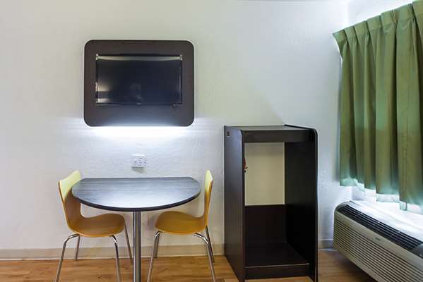  - Studio 6 Suites Fort Worth - I-35, Exit 56A