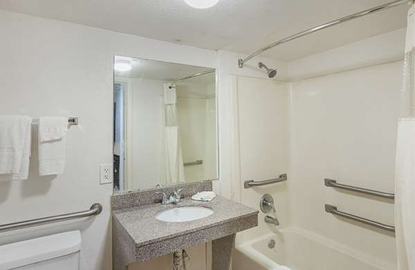  - Studio 6 Suites Fort Worth - I-35, Exit 56A