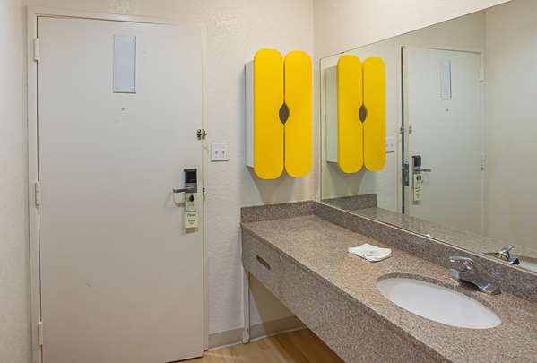 - Studio 6 Suites Fort Worth - I-35, Exit 56A