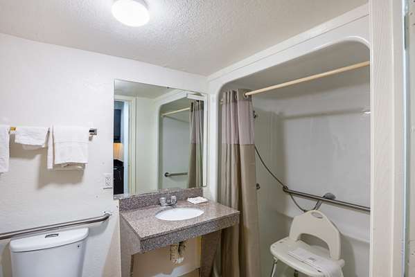  - Studio 6 Suites Fort Worth - I-35, Exit 56A