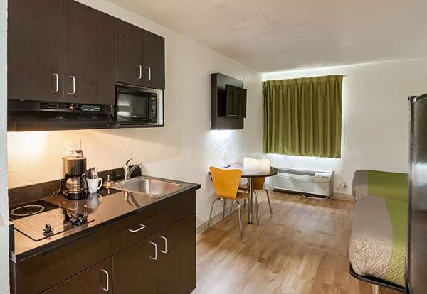  - Studio 6 Suites Fort Worth - I-35, Exit 56A