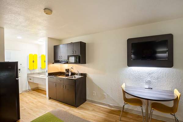  - Studio 6 Suites Fort Worth - I-35, Exit 56A