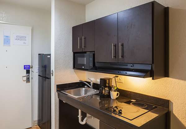  - Studio 6 Suites Fort Worth - I-35, Exit 56A