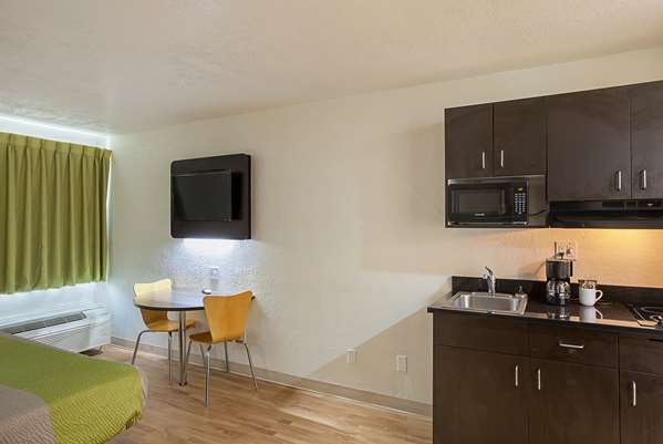  - Studio 6 Suites Fort Worth - I-35, Exit 56A
