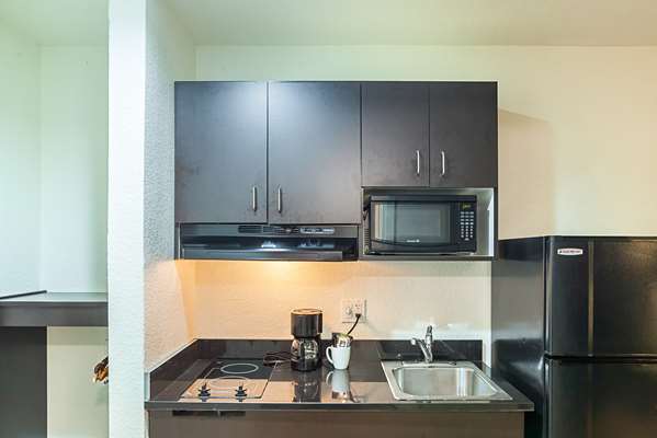  - Studio 6 Suites Fort Worth - I-35, Exit 56A